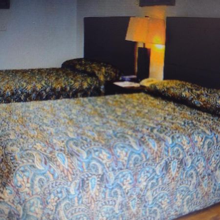 Budget Inn & Suites -Super-Ice Cold Spotless Rooms- Door-To-Door Lit Parking & Lowest Price Plus Hbo Max,Spanish Tv, Internet Free!! Freer Exterior photo