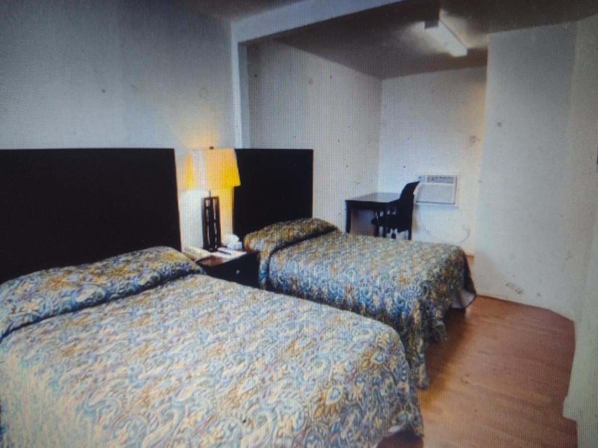 Budget Inn & Suites -Super-Ice Cold Spotless Rooms- Door-To-Door Lit Parking & Lowest Price Plus Hbo Max,Spanish Tv, Internet Free!! Freer Exterior photo