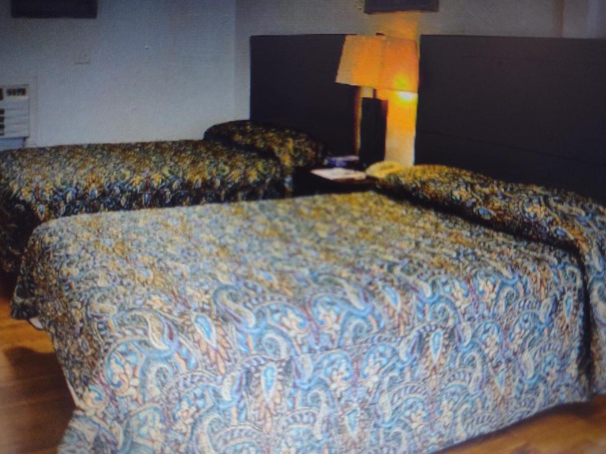 Budget Inn & Suites -Super-Ice Cold Spotless Rooms- Door-To-Door Lit Parking & Lowest Price Plus Hbo Max,Spanish Tv, Internet Free!! Freer Exterior photo