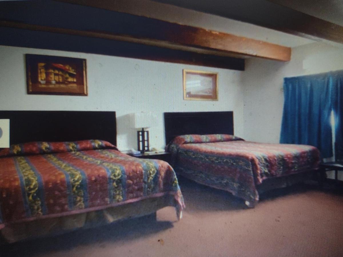 Budget Inn & Suites -Super-Ice Cold Spotless Rooms- Door-To-Door Lit Parking & Lowest Price Plus Hbo Max,Spanish Tv, Internet Free!! Freer Exterior photo
