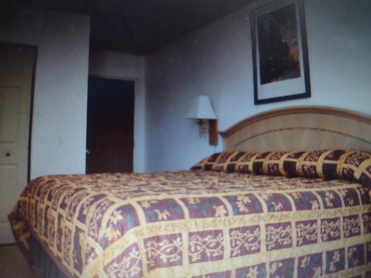 Budget Inn & Suites -Super-Ice Cold Spotless Rooms- Door-To-Door Lit Parking & Lowest Price Plus Hbo Max,Spanish Tv, Internet Free!! Freer Exterior photo